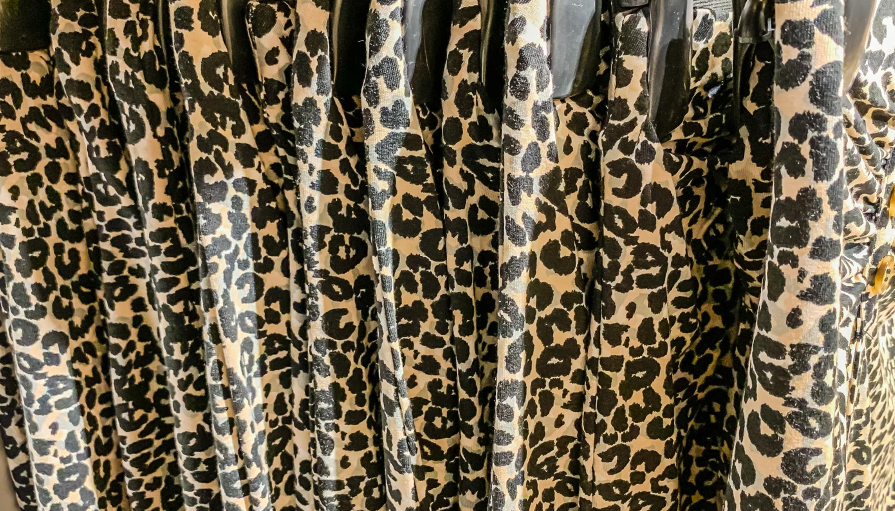 Kombinasi Animal Print dan Denim untuk Tampilan Kasual yang Stylish